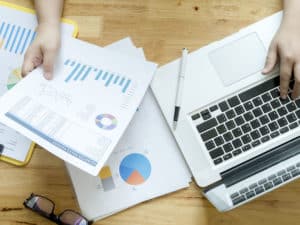 Apa Keuntungan Menggunakan Aplikasi Laporan Keuangan Dibandingkan Metode Manual?
